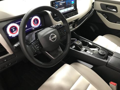 Used 2025 Nissan Rogue SL AWD/4WD image 12