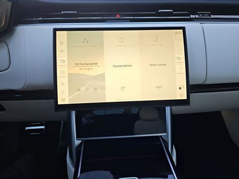 Certified 2025 Land Rover Range Rover SE image 17