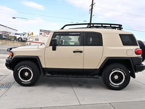 Used 2010 Toyota FJ Cruiser 4WD image 4