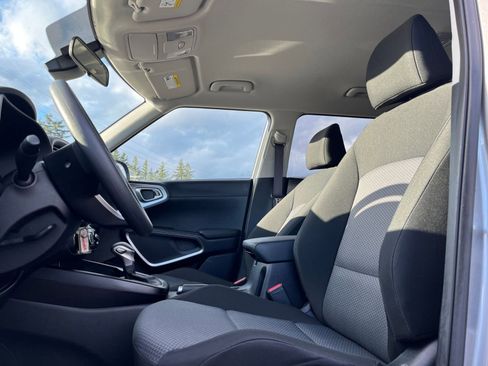 Used 2025 Kia Soul LX w/ LX Technology Package image 24