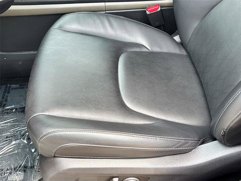 Used 2025 Kia Carnival FWD image 20