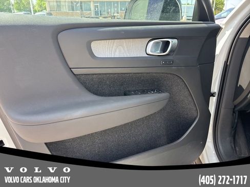 Used 2025 Volvo XC40 B5 Plus image 12