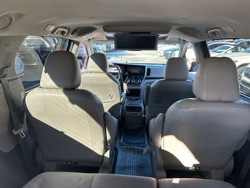 Used 2017 Toyota Sienna XLE Premium image 28
