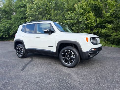 Used 2023 Jeep Renegade Latitude AWD/4WD image 2