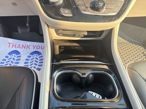 Used 2024 Chrysler Pacifica Limited w/ Uconnect Theater Family Group image 25