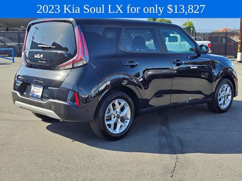 Used 2023 Kia Soul LX w/ LX Technology Package FWD image 7
