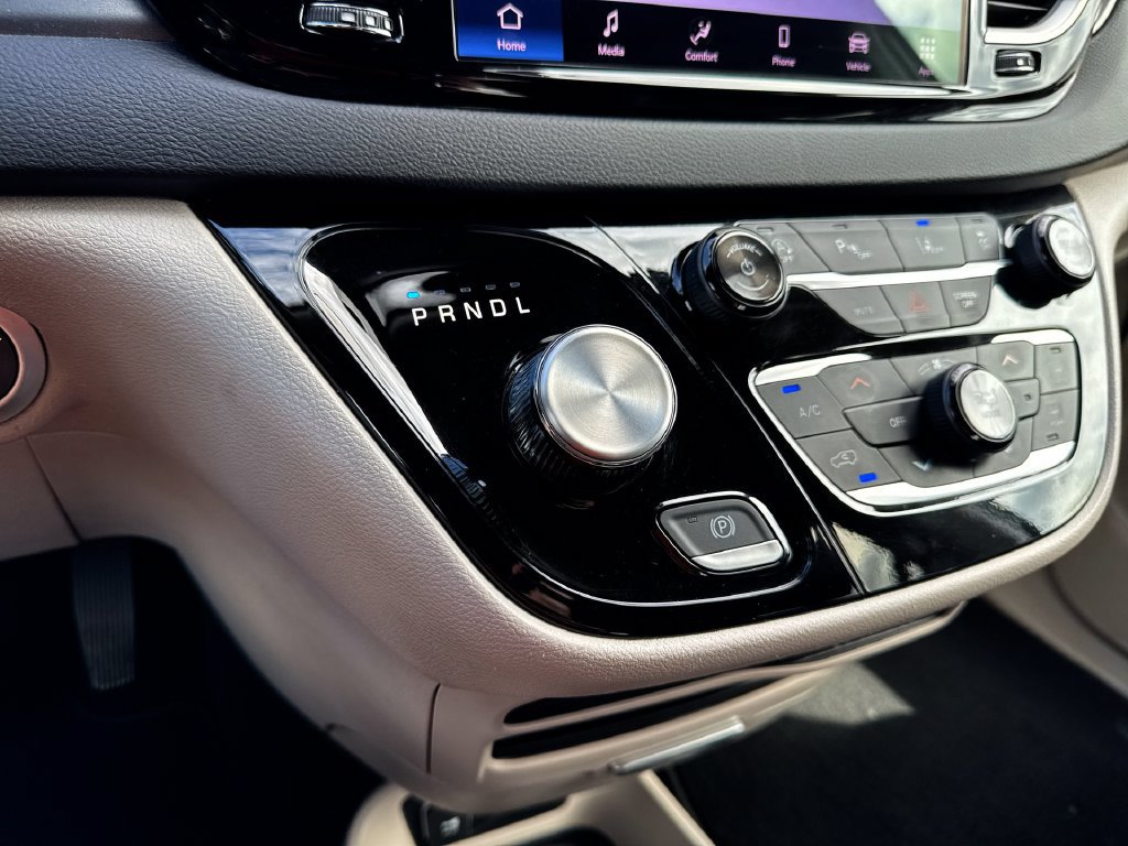 Used 2024 Chrysler Pacifica Touring-L FWD image 19
