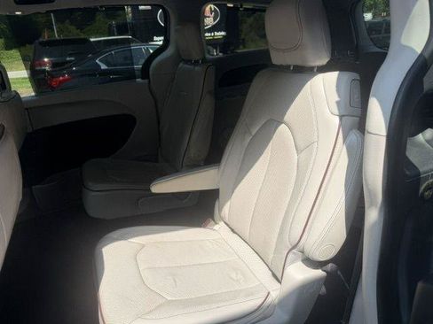Used 2020 Chrysler Pacifica Limited FWD image 15