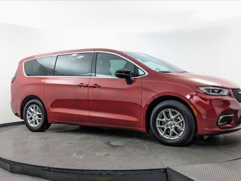 Used 2025 Chrysler Pacifica Select FWD image 11