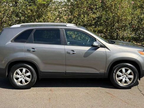 Used 2013 Kia Sorento LX image 8