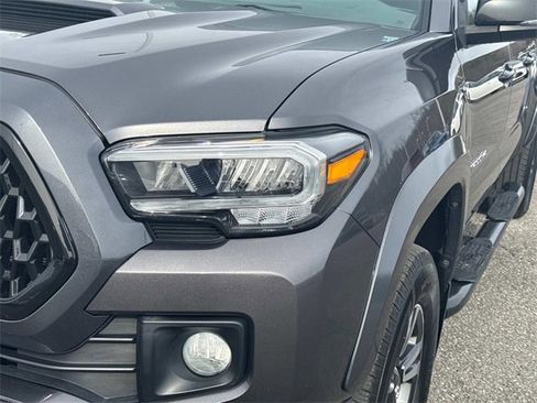 Used 2018 Toyota Tacoma TRD Sport image 11