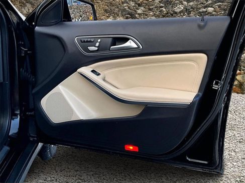 Used 2020 Mercedes-Benz GLA 250 GLA 250 w/ Premium Package image 22