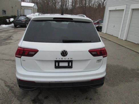 Used 2022 Volkswagen Tiguan SE w/ Panoramic Sunroof Package image 9