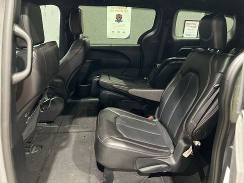 Used 2025 Chrysler Pacifica Select image 9