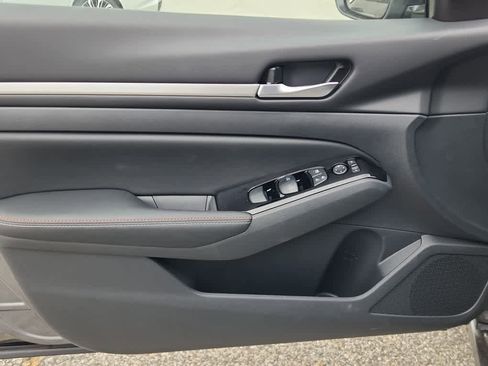 New 2025 Nissan Altima 2.5 SR image 9