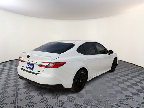 Used 2025 Toyota Camry SE image 4