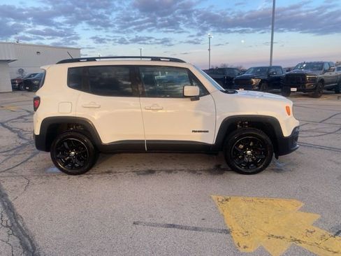 Used 2016 Jeep Renegade Latitude image 2