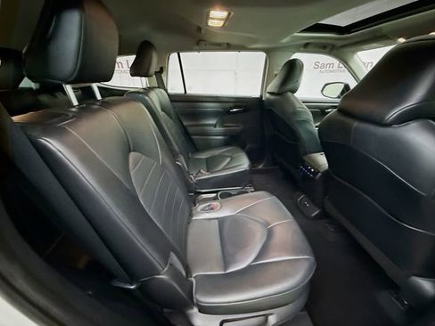 Used 2021 Toyota Highlander XLE image 28