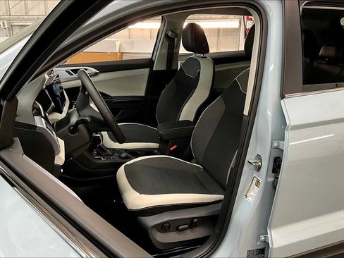 New 2025 Volkswagen Taos SE image 11