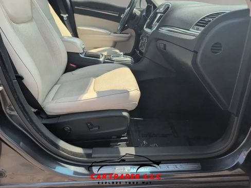 Used 2018 Chrysler 300 Limited RWD image 21