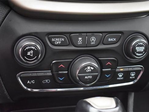 Used 2015 Jeep Cherokee Limited image 29