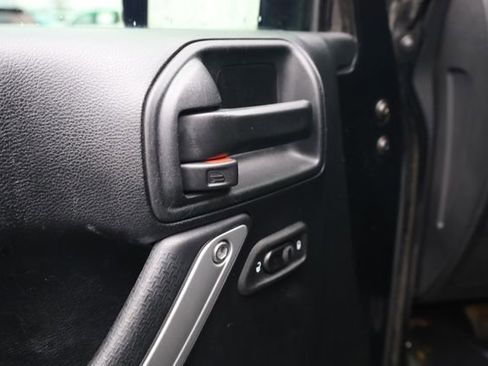 Used 2018 Jeep Wrangler Unlimited Rubicon w/ Connectivity Group image 17