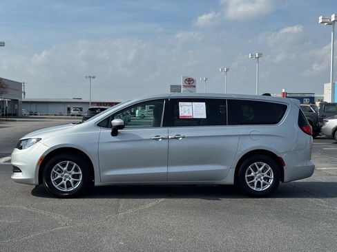 Used 2023 Chrysler Voyager LX image 8
