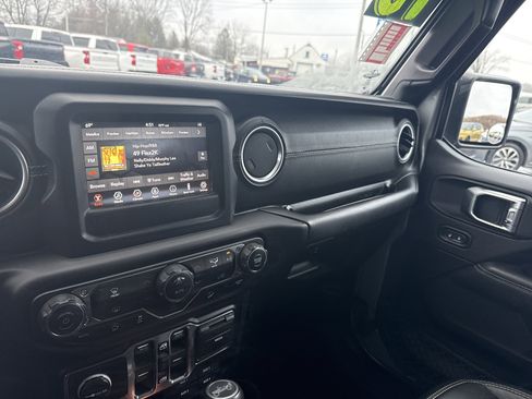 Used 2018 Jeep Wrangler Unlimited Sahara image 22