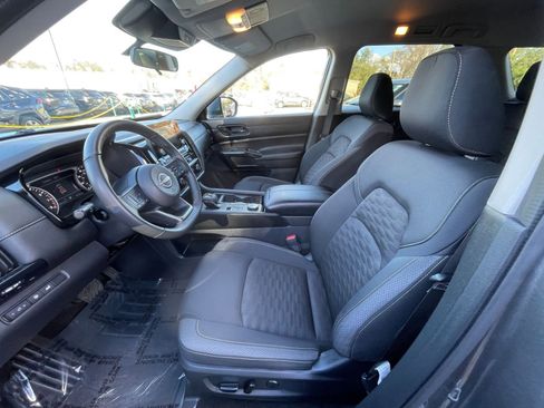 Used 2025 Nissan Pathfinder SV image 28