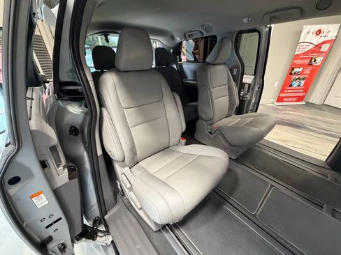 Used 2020 Toyota Sienna XLE Premium AWD/4WD image 5