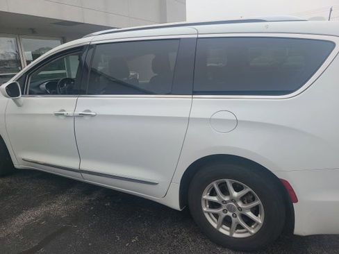 Used 2020 Chrysler Pacifica Touring-L FWD image 6