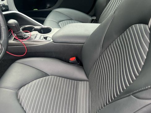 Used 2023 Toyota Camry SE image 2