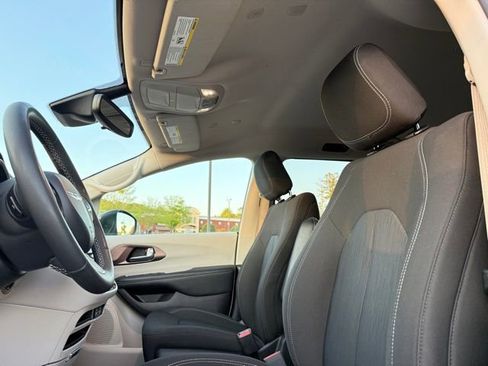 Used 2023 Chrysler Voyager LX FWD image 24