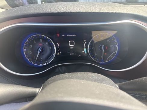 Used 2017 Chrysler Pacifica Limited w/ UConnect Theater Package FWD image 49