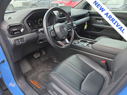 Used 2025 Honda Pilot TrailSport image 7