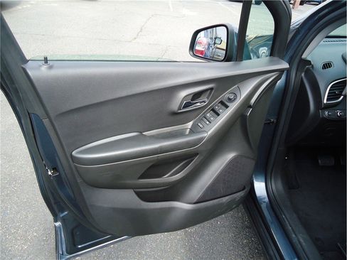 Used 2022 Chevrolet Trax LS w/ Tint and Cruise Package image 9