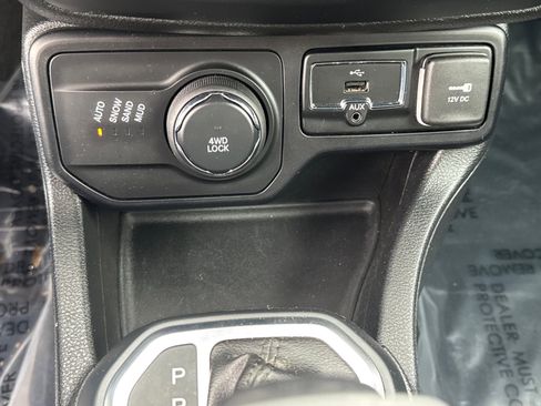 Used 2018 Jeep Renegade Latitude w/ Cold Weather Group AWD/4WD image 14