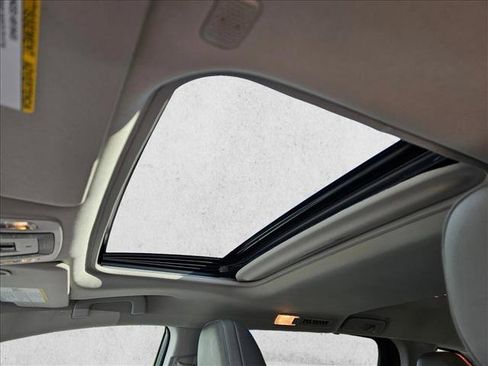 Used 2023 Toyota Sienna Limited image 18