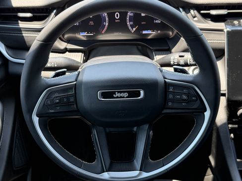 Used 2025 Jeep Grand Cherokee Altitude RWD image 17