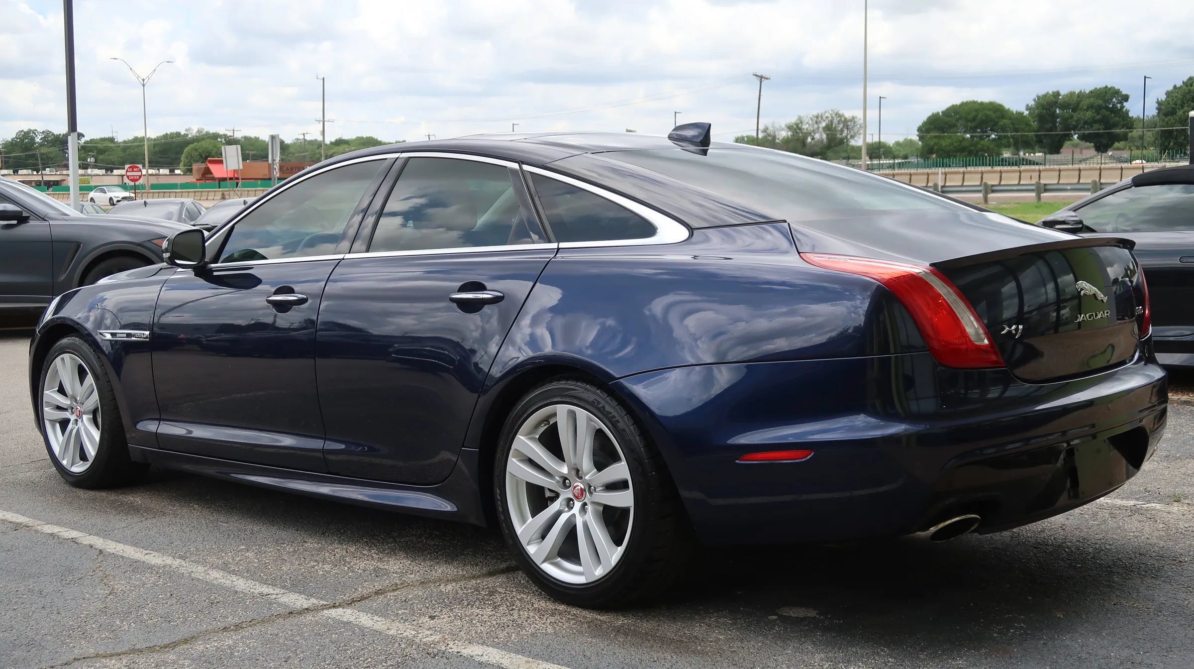 Used 2016 Jaguar XJ R-Sport RWD image 11