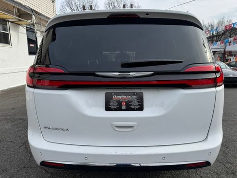 Used 2024 Chrysler Pacifica Touring-L image 6
