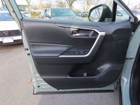 Used 2021 Toyota RAV4 XLE Premium image 15