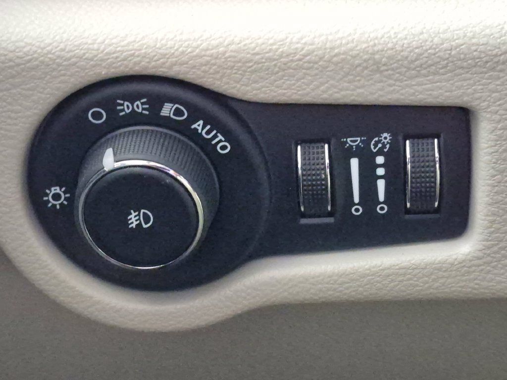 Used 2024 Chrysler Pacifica Touring-L FWD image 18