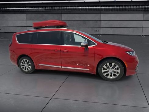 Used 2025 Chrysler Pacifica Pinnacle FWD image 2