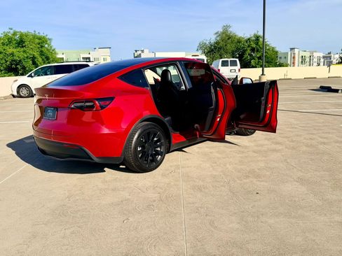Used 2021 Tesla Model Y Long Range AWD/4WD image 29
