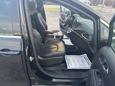Used 2025 Chrysler Pacifica Select image 32