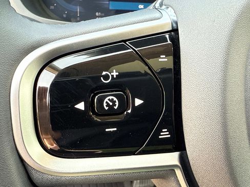 Certified 2025 Volvo XC60 B5 Plus w/ Climate Package image 30