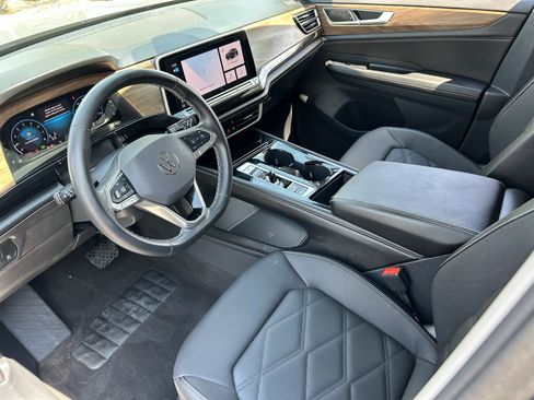 Used 2024 Volkswagen Atlas SE w/ Black Wheel Package FWD image 17