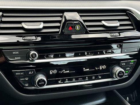 Used 2023 BMW 530e w/ M Sport Package image 22