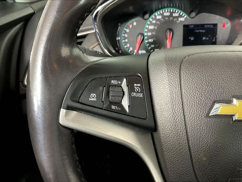 Used 2020 Chevrolet Trax LT w/ LT Convenience Package FWD image 12